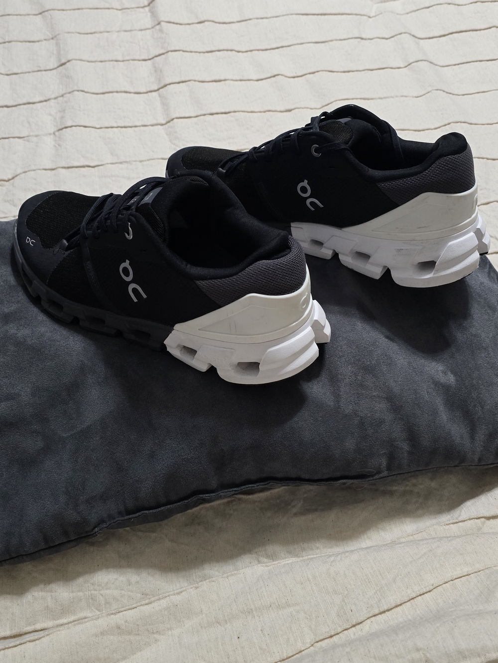 On Running Cloud Women Running Shoes - Black/White